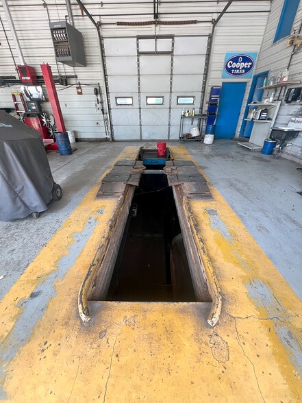 More Photos Of 391 Franklin St, Carlyle Auto Repair For Sale