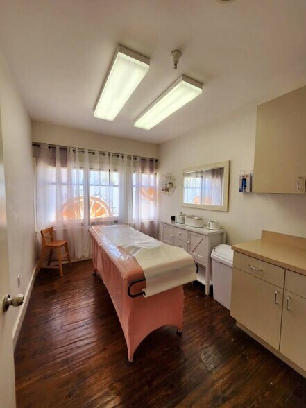 More Photos Of 101 N Pacific Coast Hwy, Redondo Beach Storefront Retail Office For Lease