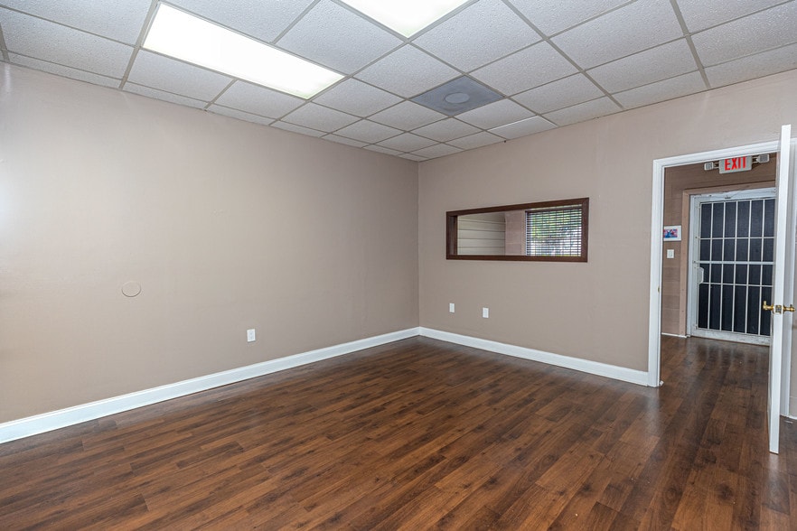 More Photos Of 2441 NW 93rd Ave, Miami Showroom For Sale