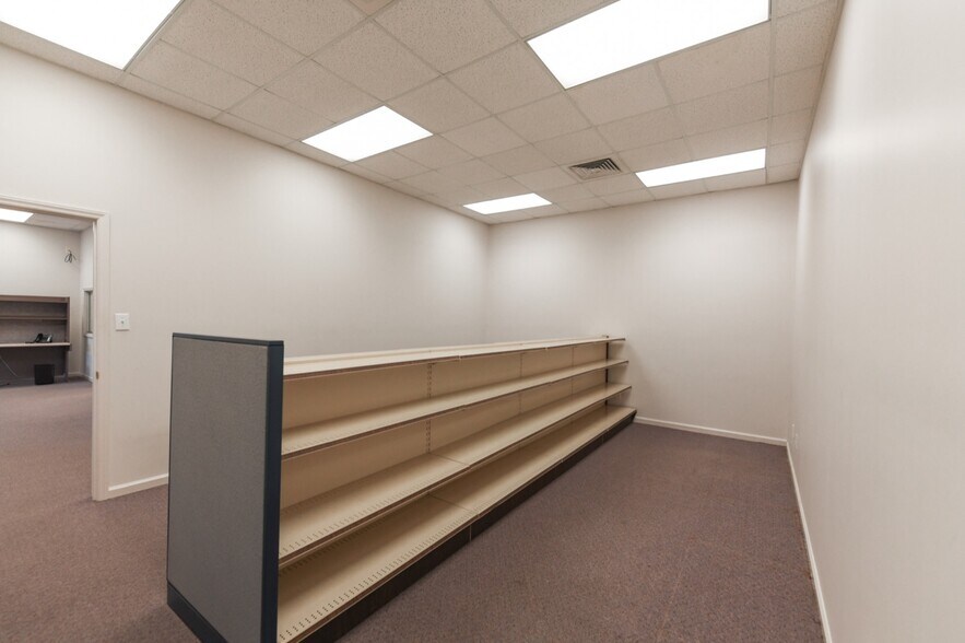 More Photos Of 409 Chicago Dr, Fayetteville Flex For Lease