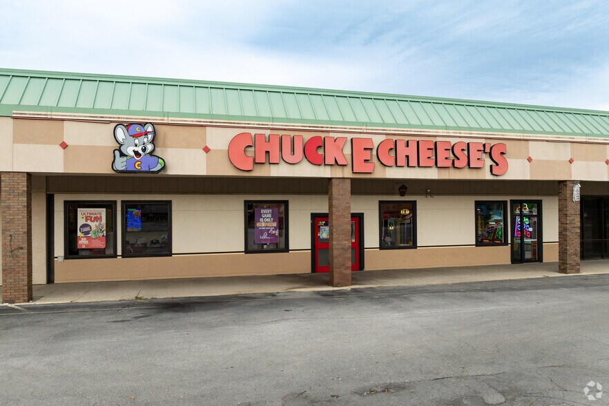 More Photos Of 2301-2585 S MacArthur Blvd, Springfield General Retail For Sale