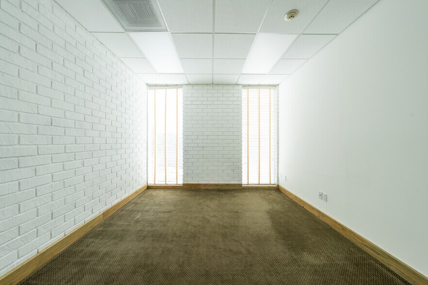 More Photos Of 690 E Green St, Pasadena Office For Lease