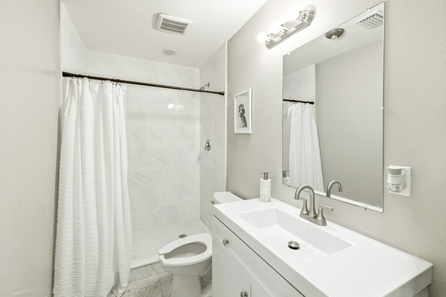 More Photos Of 6837 Lakeville Rd, Orlando Religious Facility For Sale