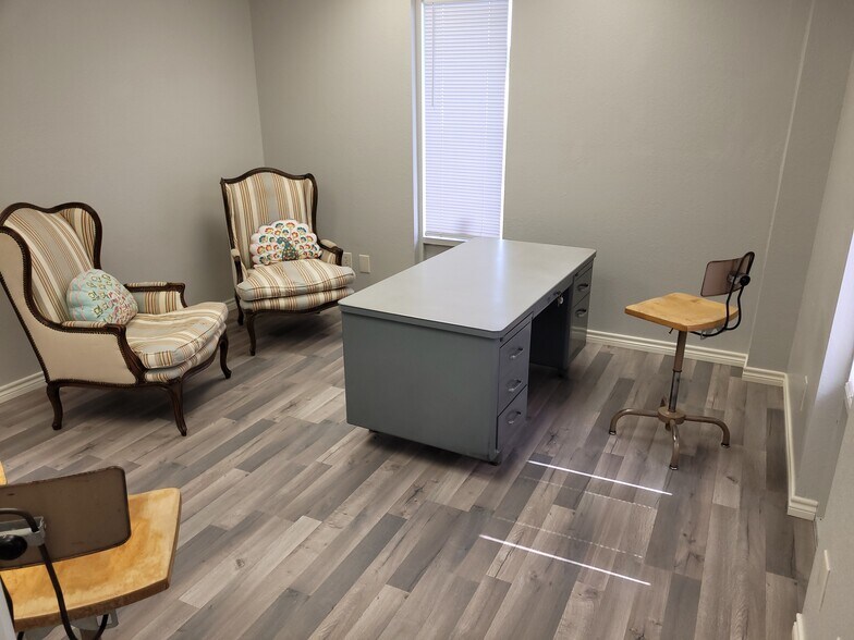 More Photos Of 4001 W Oak St, Palestine Self Storage For Lease