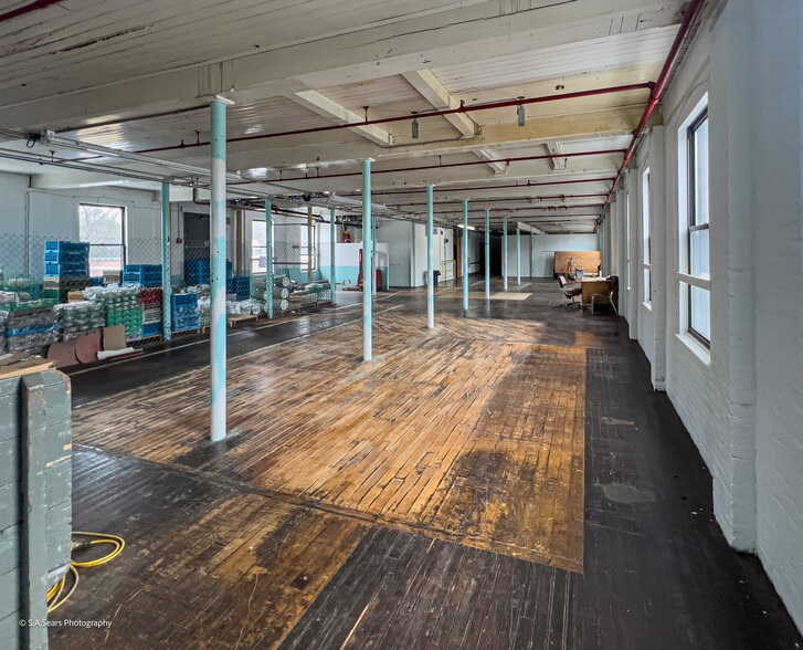 More Photos Of 63 Flansburg Ave, Dalton Flex For Sale