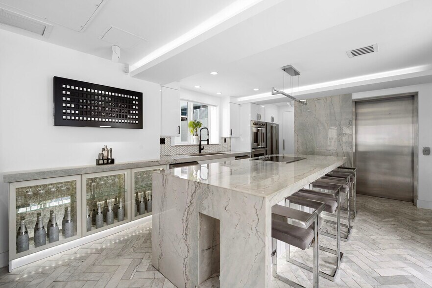 More Photos Of 124 11th St, Miami Beach Hotel For Sale