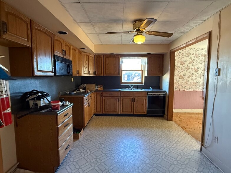More Photos Of 224 E Rensselaer St, Bucyrus General Retail For Sale