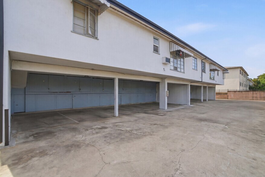 More Photos Of 817 S Windsor Blvd, Los Angeles Apartments For Sale