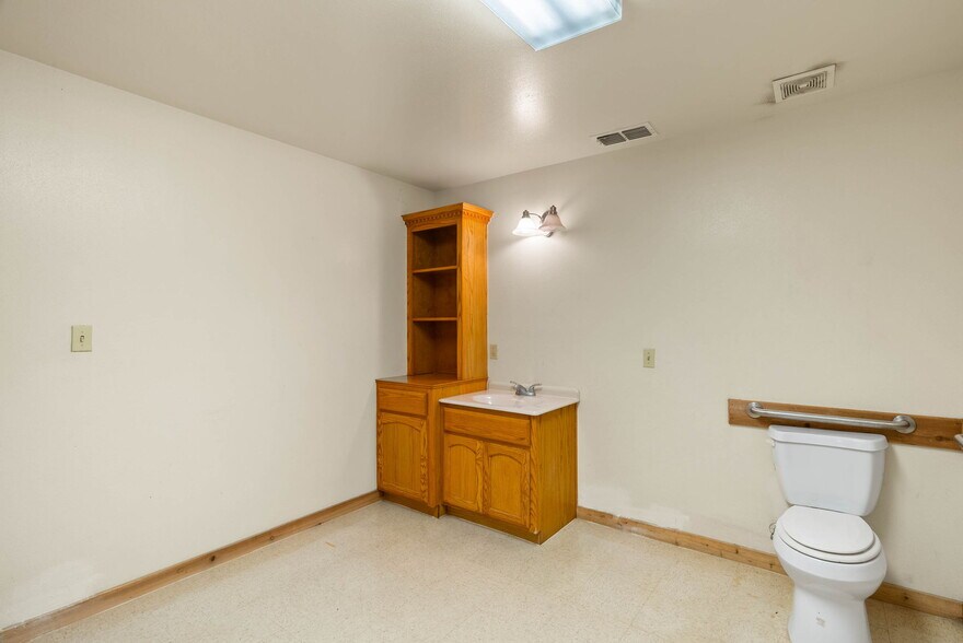 More Photos Of 2404 N US Highway 281, Alice Flex For Lease