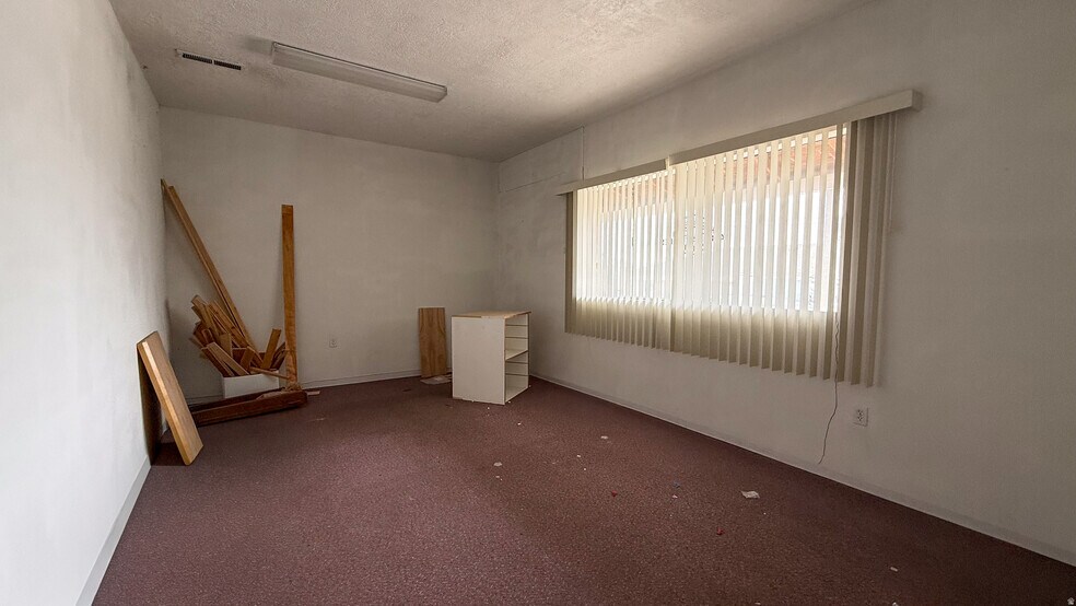 More Photos Of 545 E 100 N, Price Office For Sale