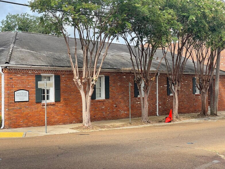 More Photos Of 202 S Wall St, Natchez Medical For Sale