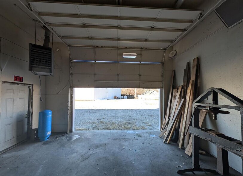 More Photos Of 421 E Moneta Ave, Peoria Heights Self Storage For Lease