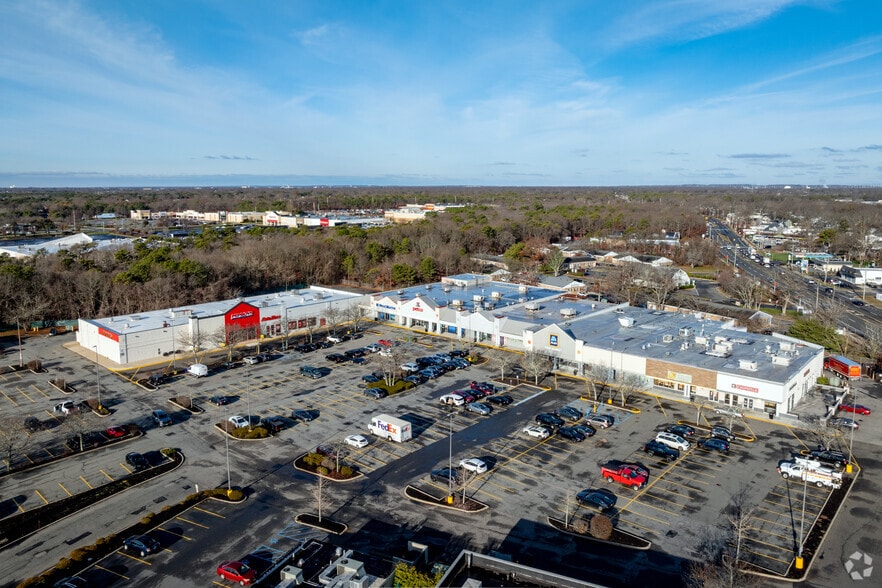 More Photos Of 367-425 N Service Rd, Patchogue Storefront For Lease
