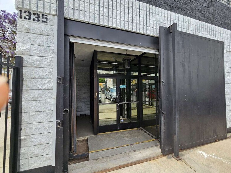 More Photos Of 1335 S Hill St, Los Angeles Showroom For Lease