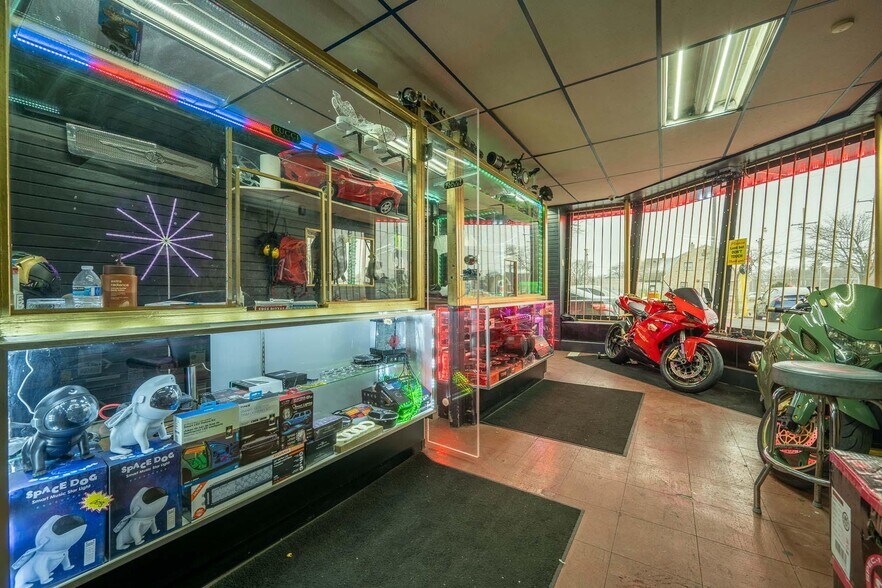 More Photos Of 5735 W Hampton Ave, Milwaukee Auto Repair For Sale