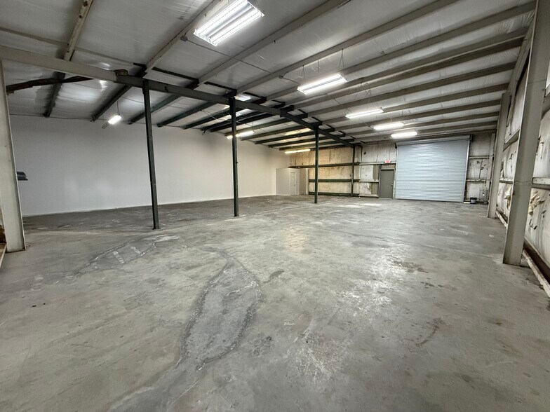 More Photos Of 11881 N 44th St, Clearwater Warehouse For Lease