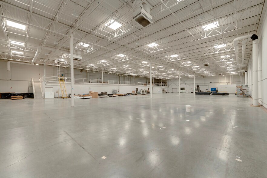 More Photos Of 1551 Corporate Dr, Irving Warehouse For Lease
