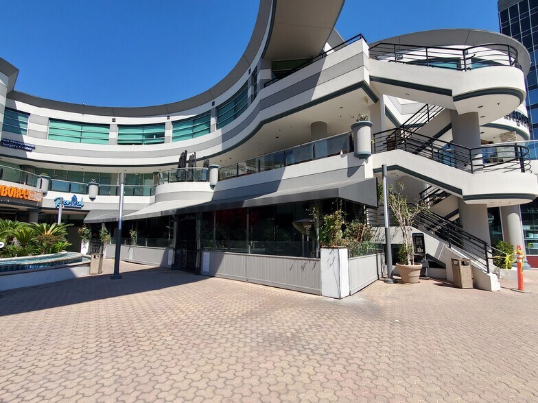 More Photos Of 16101 Ventura Blvd, Encino General Retail For Lease