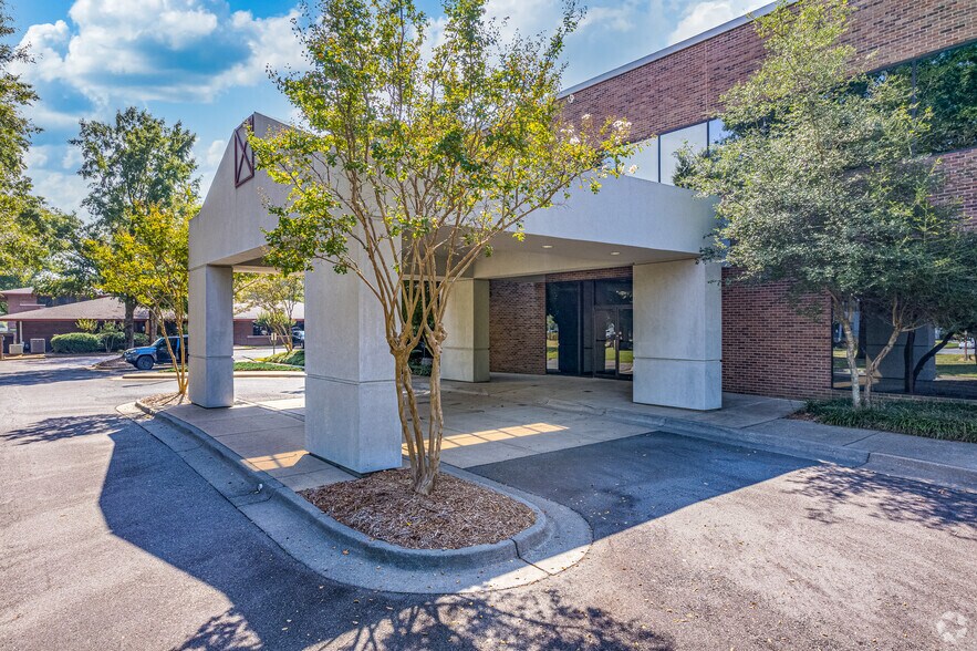 More Photos Of 2120 Riverfront Dr, Little Rock Office For Lease