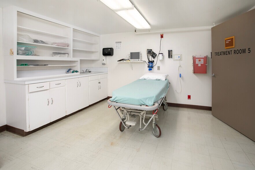 More Photos Of 707 N Waldrip St, Grand Saline Hospital For Sale