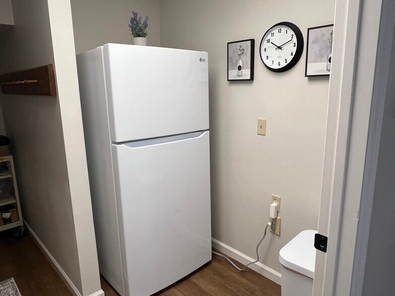 More Photos Of 1522 Oakhurst Dr, Charleston Office For Sale