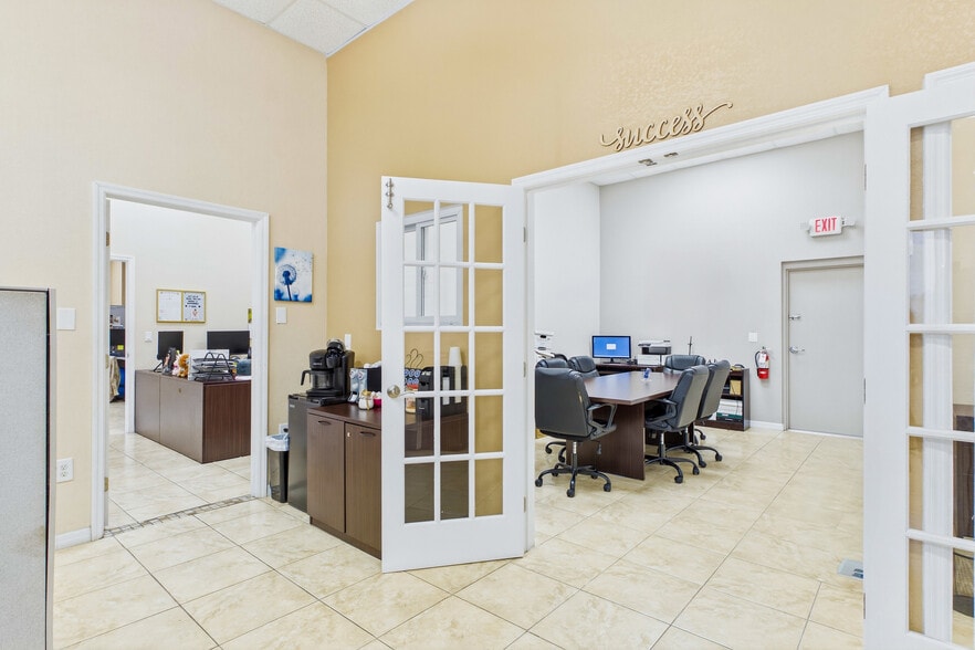 More Photos Of 1010 NE 9th St, Cape Coral Office For Sale