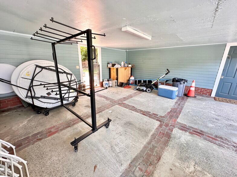 More Photos Of 615 College St, Clinton Hotel For Sale