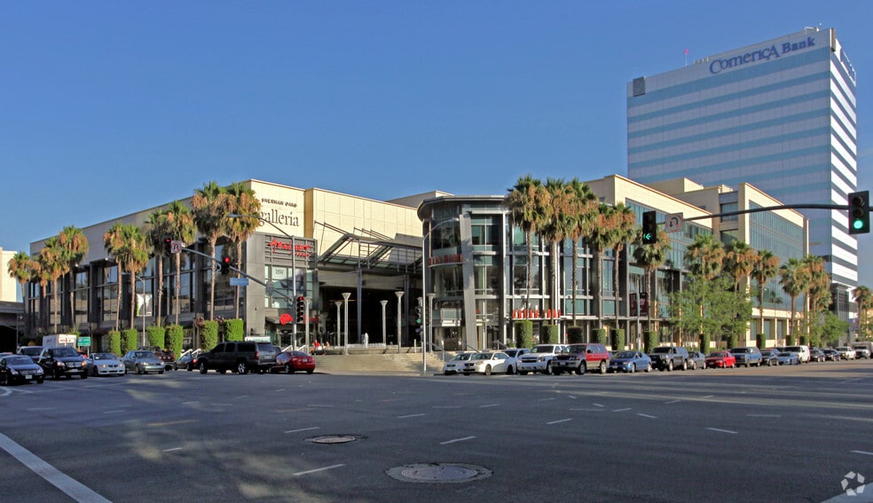 More Photos Of 15301 Ventura Blvd, Sherman Oaks Storefront For Lease
