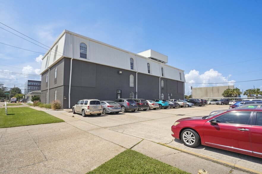 More Photos Of 3100 Ridgelake Dr, Metairie Office For Sale