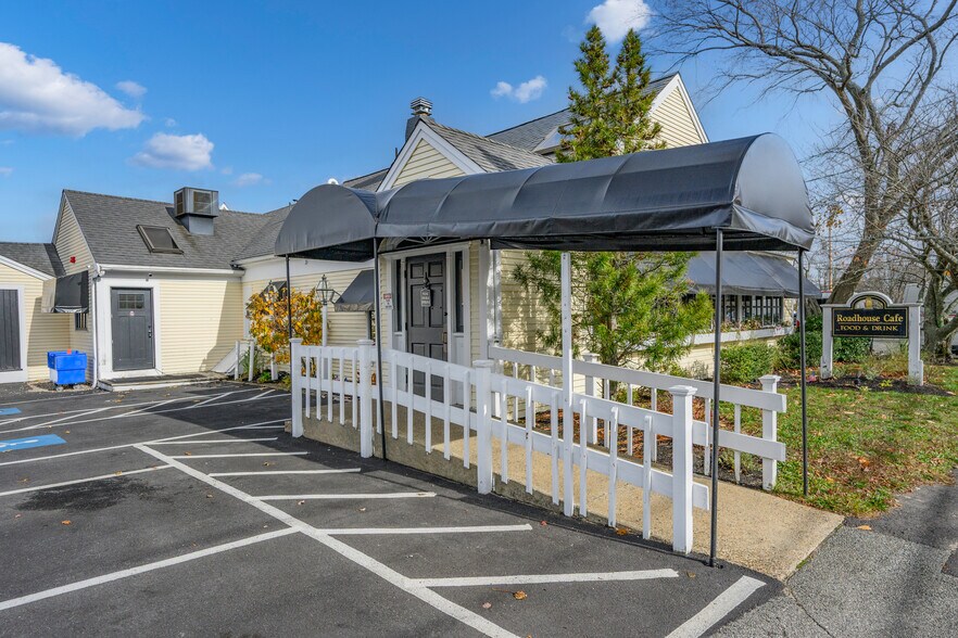 More Photos Of 488 South St, Hyannis Restaurant For Sale