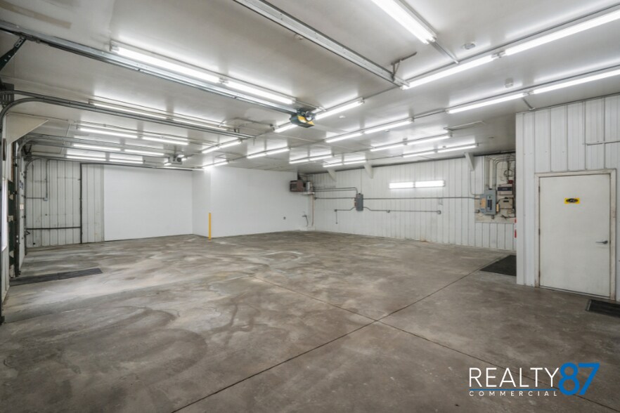 More Photos Of 1620 W Post Rd SW, Cedar Rapids Warehouse For Sale