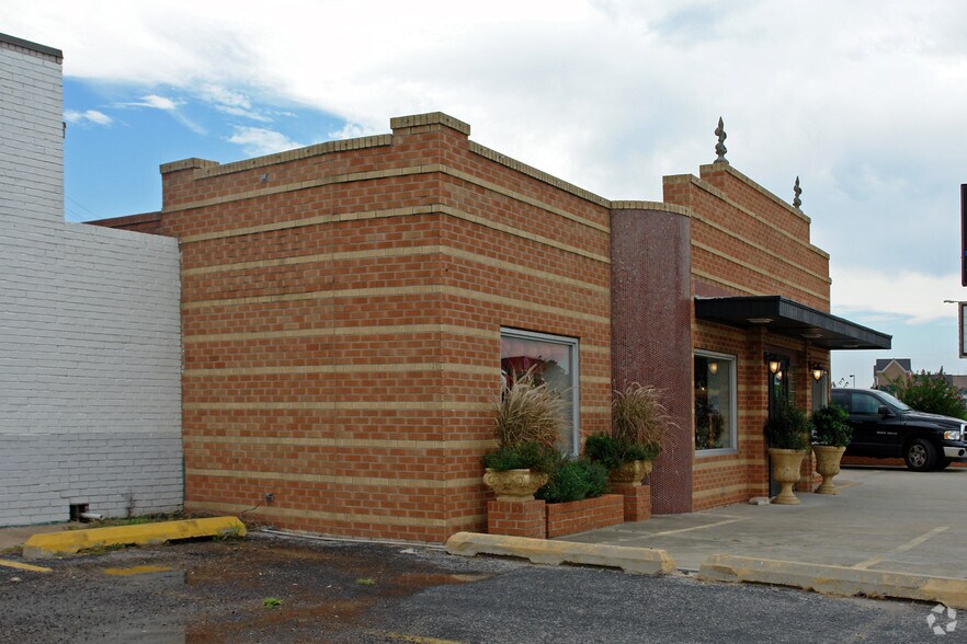 More Photos Of 7909 N May Ave, Oklahoma City Freestanding For Lease