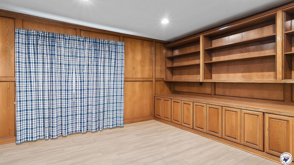 More Photos Of 901 N Kings Hwy, Wake Village Healthcare For Sale