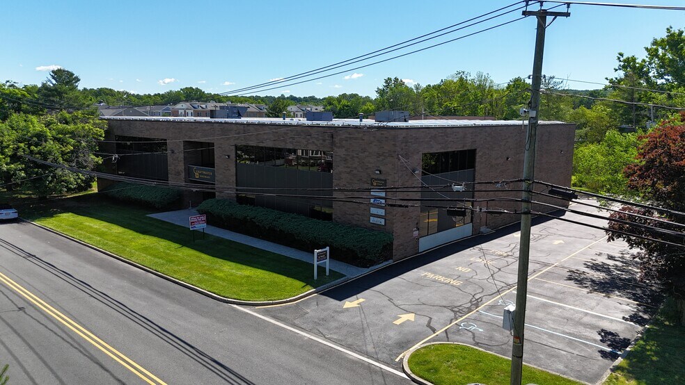 More Photos Of 190 Veterans Dr, Northvale Distribution For Sale