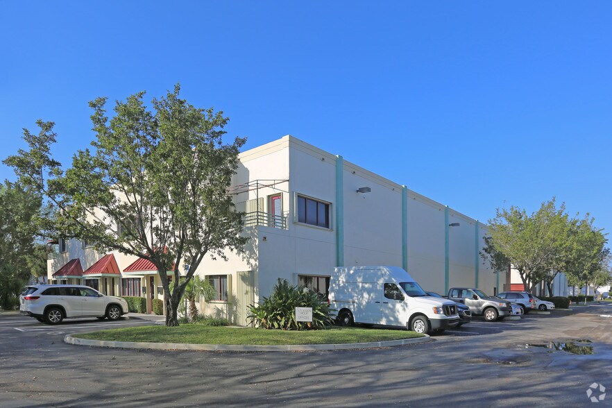 More Photos Of 6500 W Rogers Cir, Boca Raton Showroom For Lease