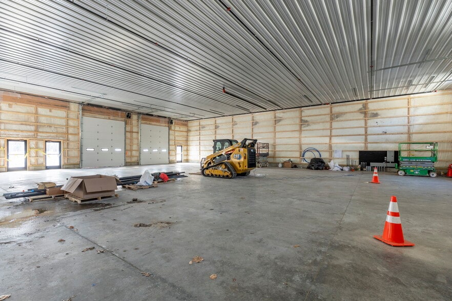 More Photos Of 32 London Ln, Seabrook Warehouse For Lease