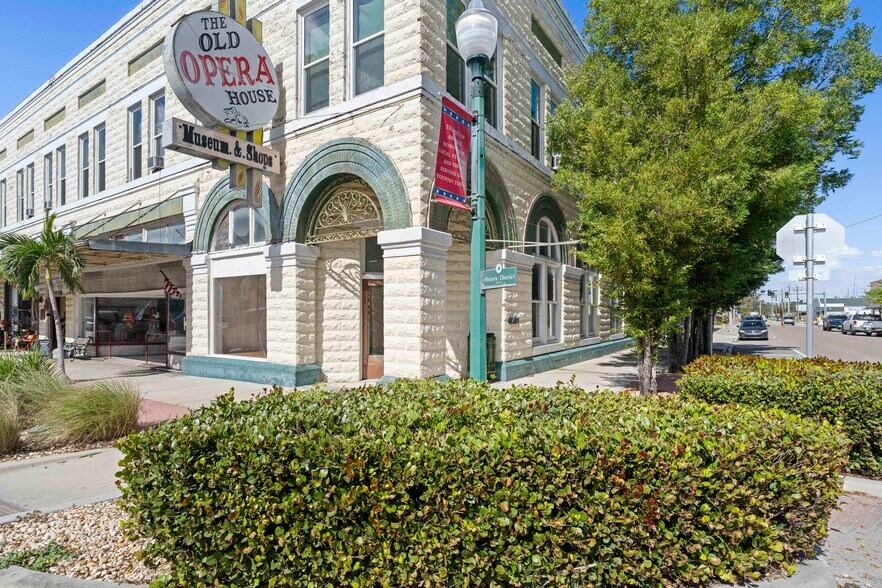 More Photos Of 106 W Oak St, Arcadia Storefront For Sale