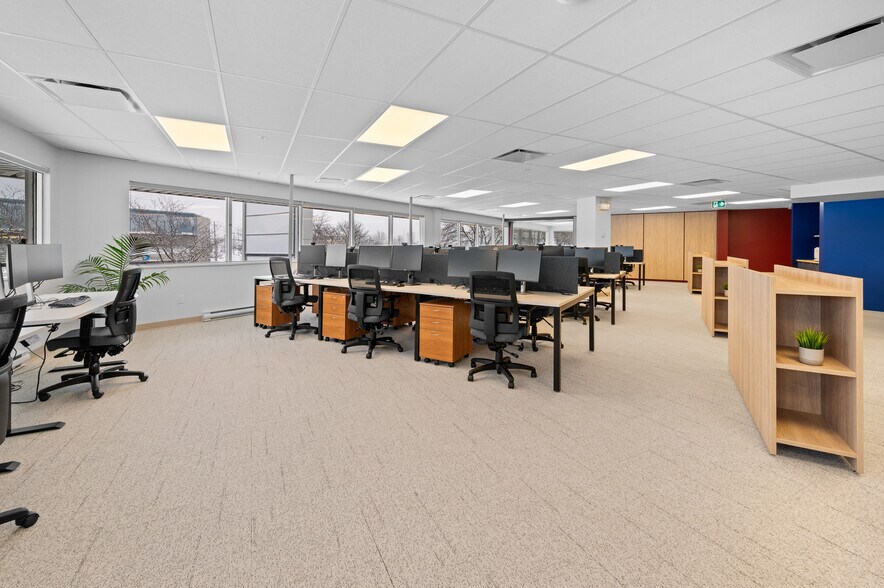 More Photos Of 925 Av Newton, Québec Manufacturing For Lease