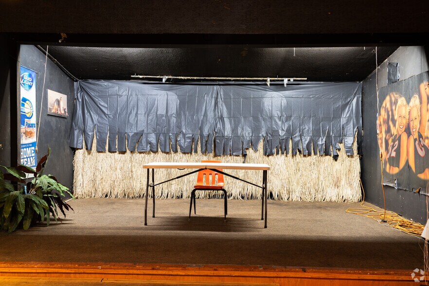 More Photos Of 199 E Hwy 60, Pekin Bar For Sale