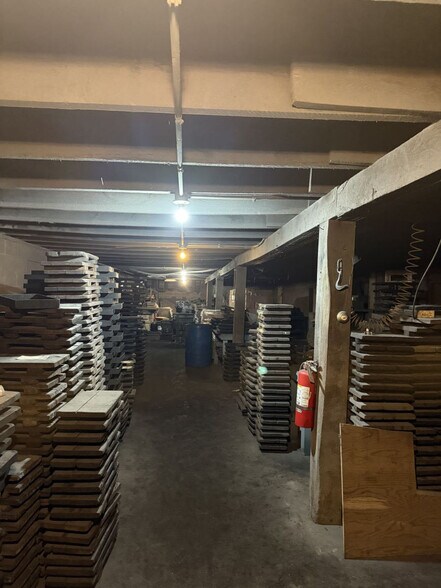 More Photos Of 510 W Burr Oak St, Centreville Manufacturing For Sale