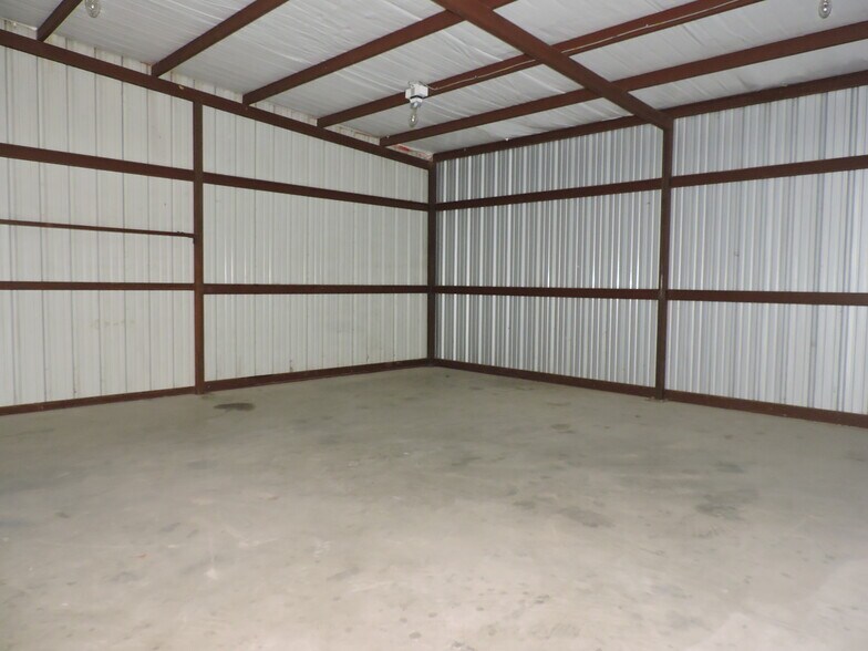 More Photos Of 920 W Mason St, Mabank Manufacturing For Sale