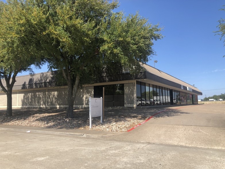 More Photos Of 201 Executive Way, DeSoto Showroom For Lease