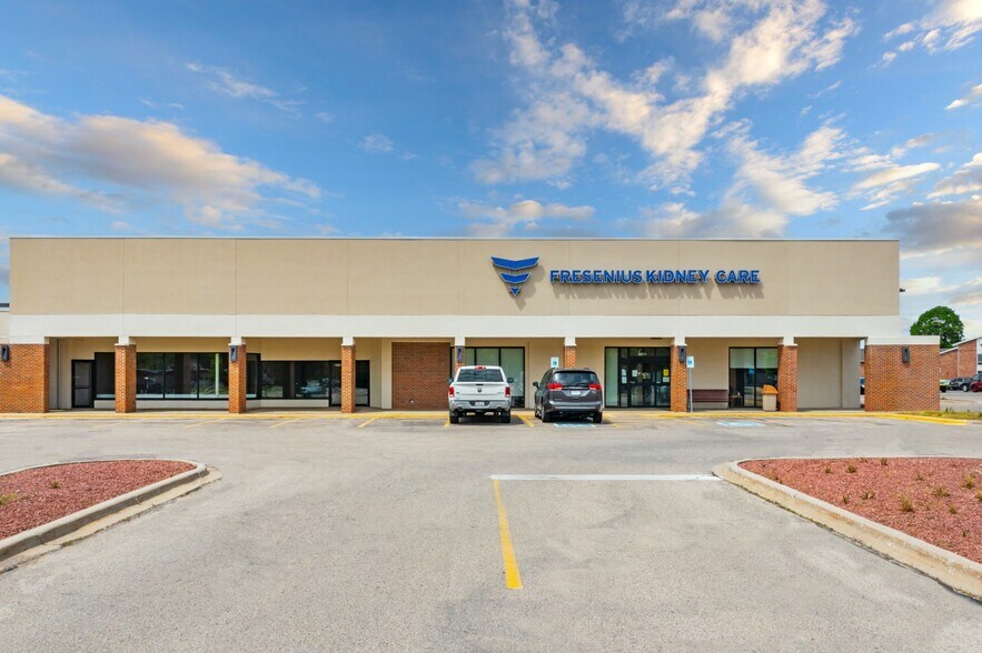 More Photos Of 1319-1413 Creston Park Dr, Janesville Storefront For Sale