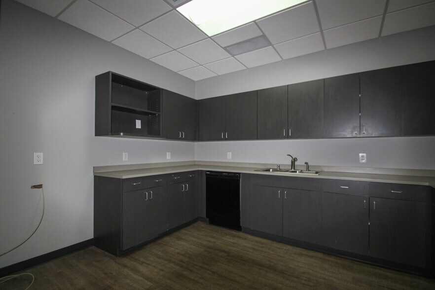 More Photos Of 9911 Shelbyville Rd, Louisville Office For Lease