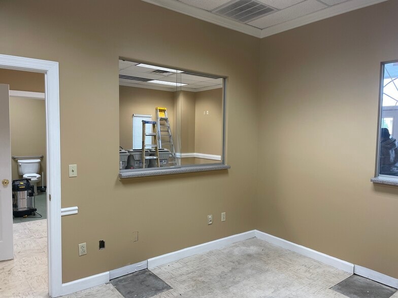 More Photos Of 6131 Shallowford Rd, Chattanooga Office For Sale