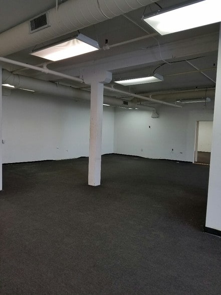 More Photos Of 3130-3136 W Chicago Ave, Chicago Showroom For Sale