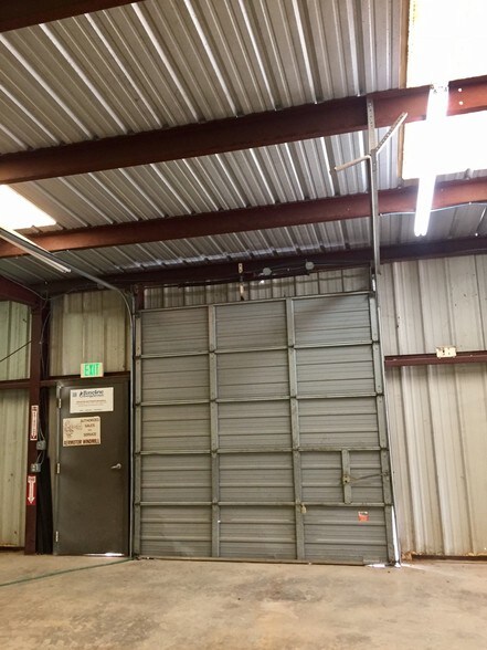 More Photos Of 918 3rd St, Floresville Warehouse For Lease