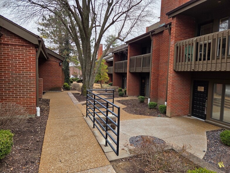 More Photos Of 4 The Pines Ct, Saint Louis Office Residential For Sale