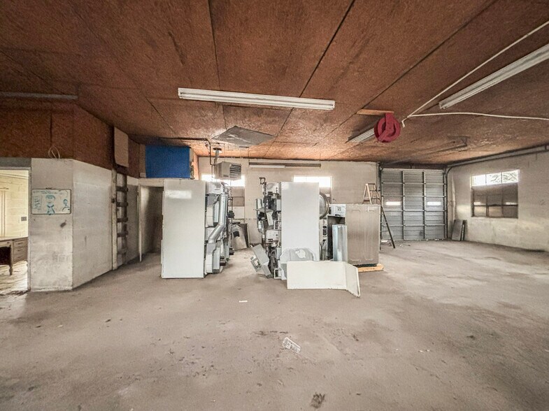 More Photos Of 507 S 12th St, Murray Flex For Sale