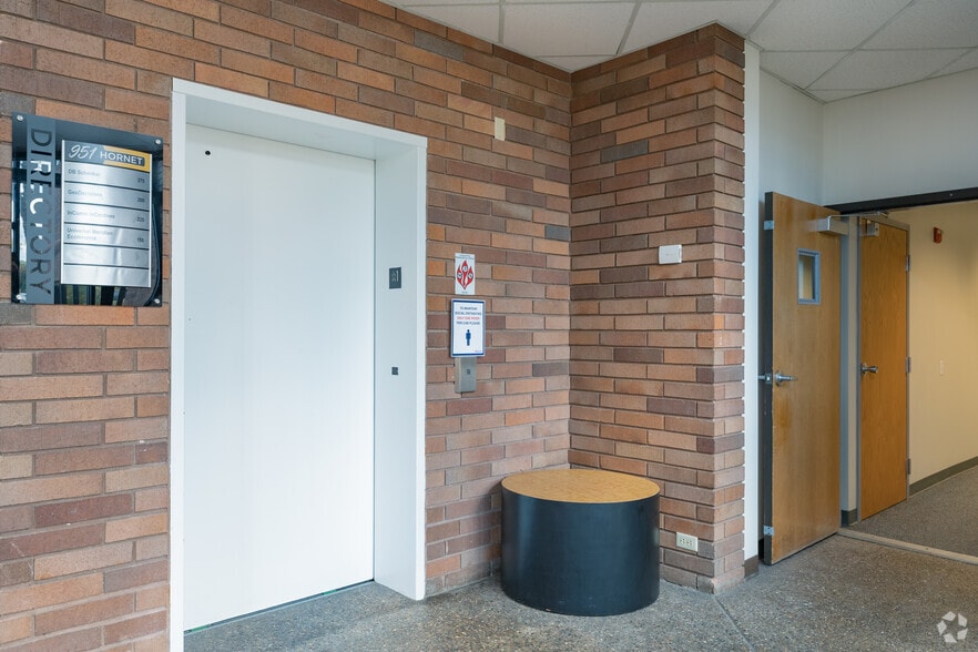 More Photos Of 945-951 Hornet Dr, Hazelwood Office For Lease